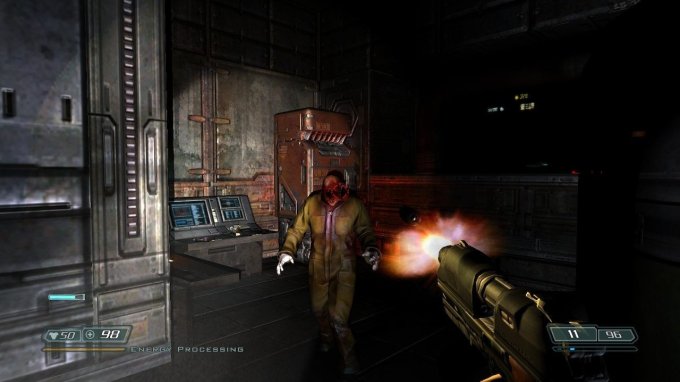 Screenshot do jogo Doom 3 com o personagem atirando em um zumbi