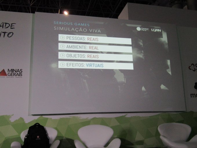 Slide - Simulação viva: pessoas reais, ambiente real, objetos reais, efeitos virtuais