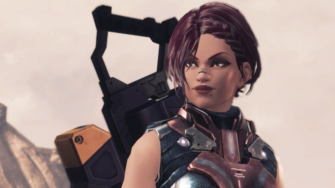 Close no rosto de uma personagem personalizada do jogo. Ela possui cabelos vermelhos com mechas brancas, presos com um penteado trançado, usa uma espécie de armadura e carrega uma grande arma nas costas.