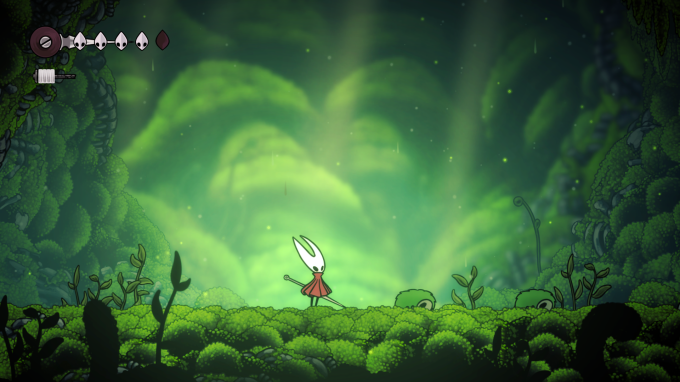 A personagem Hornet, uma aracnídea de forma humanóide e esguia, vestindo uma túnica vermelha e portando uma agulha como espada, em um cenário verde, porém interno.