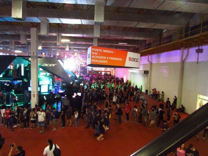 Foto com visão superior do pavilhão da BGS. Estandes lotados e filas para o stand da Acer