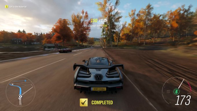 Screenshot do jogo Forza Horizon 4 com um carro McLaren Senna correndo na estrada