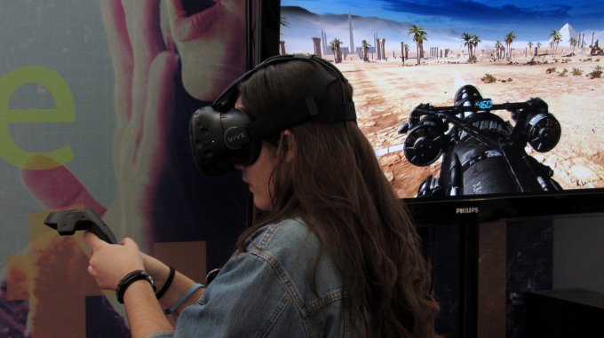 Mulher jogando jogo de realidade virtual