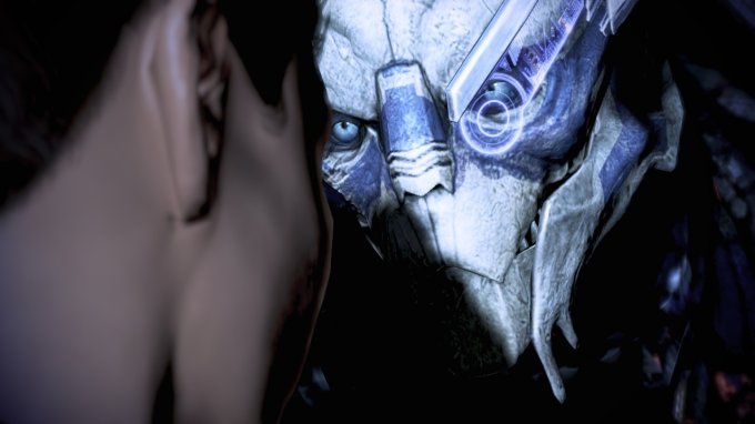 Close do rosto de Garrus por detrás da cabeça de Shepard (Mulher)