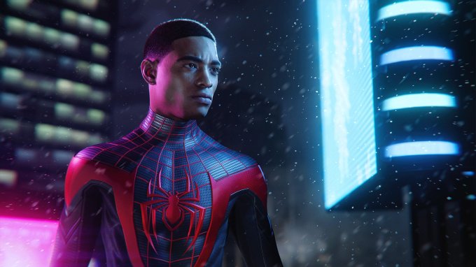 O personagem Miles Morales, vestindo o uniforme de Homem-Aranha, porém sem máscara, em cenário urbano noturno e nevando