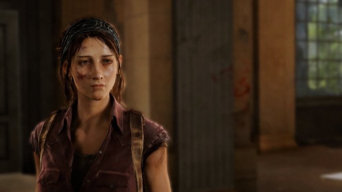 A personagem Tess, mulher branca, olhar triste, lenço na cabeça, em um cenário interno.