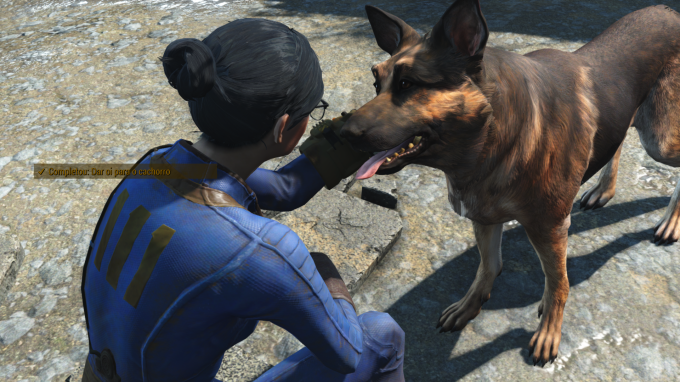 Personagem feminina de Fallout 4, cabelos pretos presos em um coque, agachada e acariciando um cachorro da raça pastor alemão