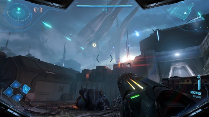 A visão em primeira pessoa do braço canhão de Samus apontando para o céu, em uma espécie de instalação militar, onde uma guerra está ocorrendo, com algumas naves e tiros ao fundo aparecendo.