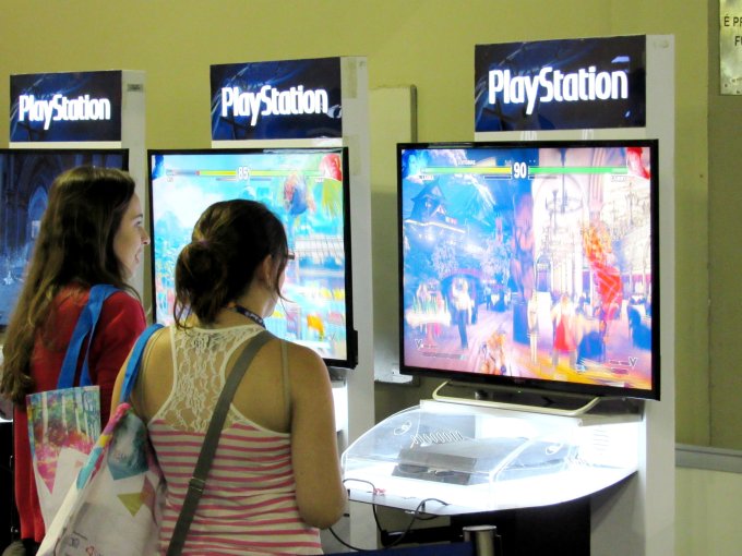 Público: meninas jogando Street Fighter V