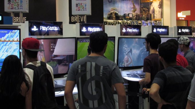 Pessoas jogando em estações de PlayStation 4