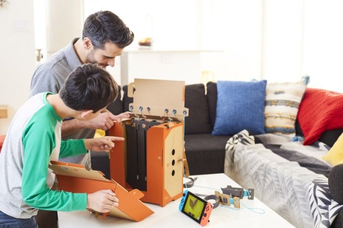 Nintendo Labo: pai e filho montando o Robot Kit