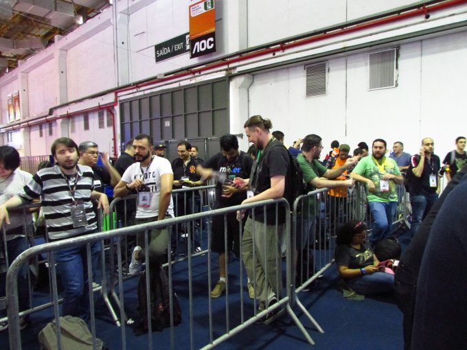 Fila para o meet & greet do Charles Martinet