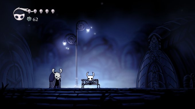 O personagem Knight, um pequeno inseto vestindo uma capa e portando uma espada, sentado em um banquinho de praça ao lado de um outro inseto, aparentemente mais velho. O cenário é escuro e fracamente iluminado por um poste de luz baixo.