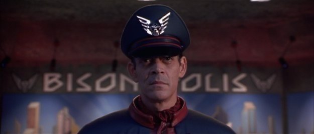 M. Bison representado por Raul Julia