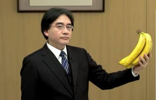 Iwata segurando um cacho de bananas