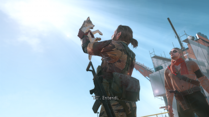 O personagem Snake, de Metal Gear Solid V, segurando um cachorro no ar, com o personagem Revolver Ocelot ao seu lado